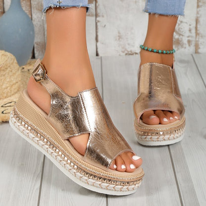 LUCINE – Sandales brillantes avec design ajouré bout poisson et talon compensé à boucle chic