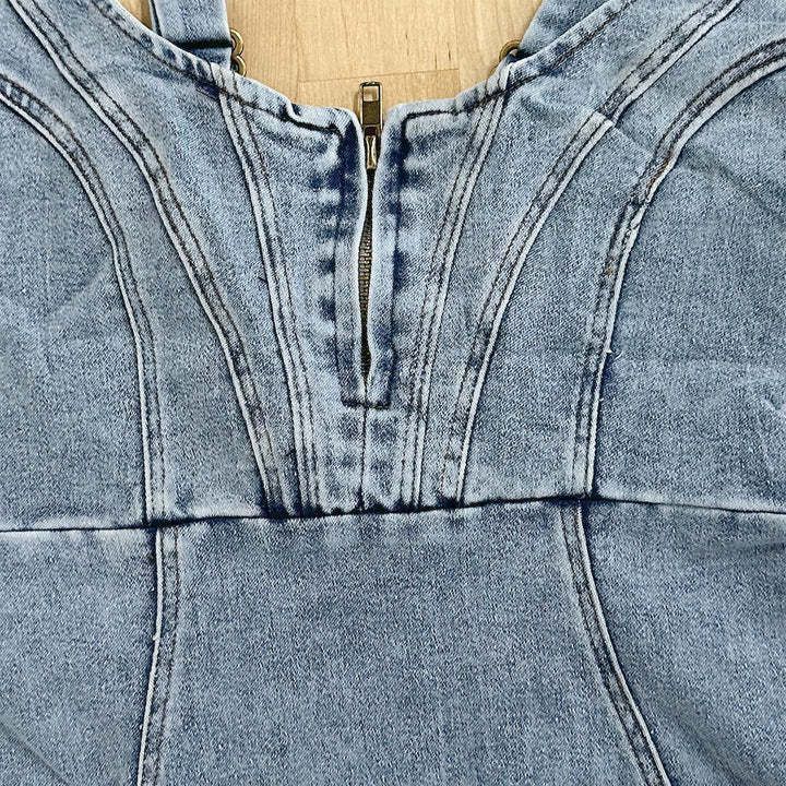 Maëlle – Robe en Jean à Bretelles Décolleté U, Coupe Slim avec Fente Chic