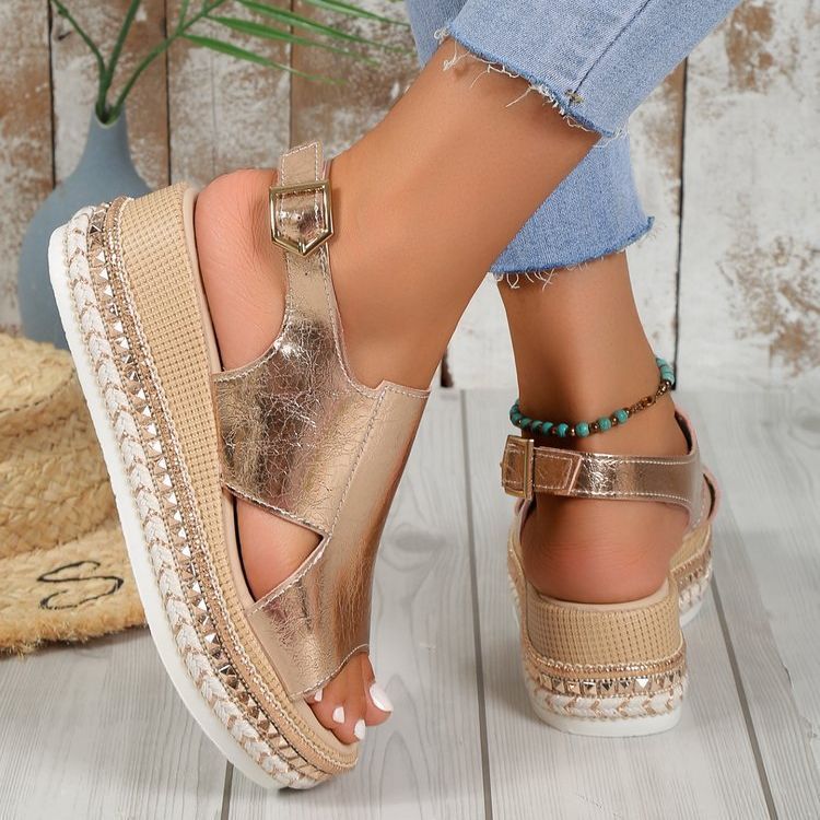 LUCINE – Sandales brillantes avec design ajouré bout poisson et talon compensé à boucle chic