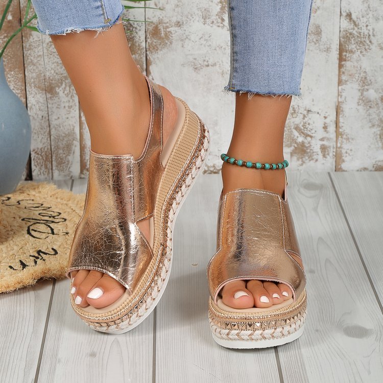 LUCINE – Sandales brillantes avec design ajouré bout poisson et talon compensé à boucle chic